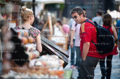 Gdansk. Ulica Mariacka. Hiszpanski kibic przed meczem...