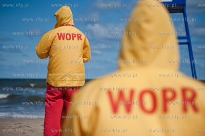 Gdansk. Czerwona flaga wywieszona na plazy w Jelitkowie...