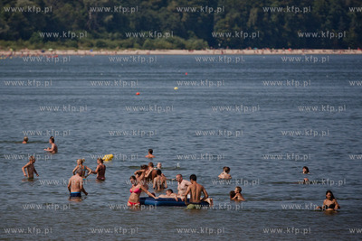 Sopot. Tlum plazowiczow wypoczywajacych w upalna i...