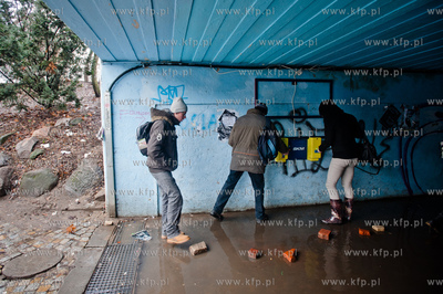 Gdansk. Wrzeszcz. Zalane przejscie podziemne do peronow...
