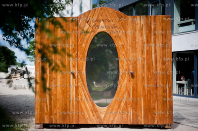 Sopot. Zatoka Sztuki. Odnowiona drewniana szafa projektu...