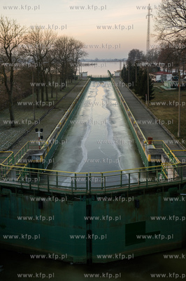 Skuta lodem sluza w Przegalinie na Wyspie Sobieszewskiej.
05.01.2016
fot....