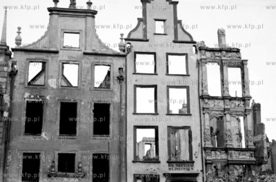 Zniszczone kamieniczki na Dlugin Targu w Gdansku. 1945...