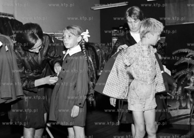 Zakupy mundurkow szkolnych przed nowym rokiem szkolnym.
08.1968
0001402z_siepien1968
Fot....