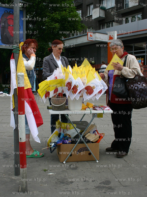 Kobieta sprzedajaca choragiewki na ul. Grojeckiej w...