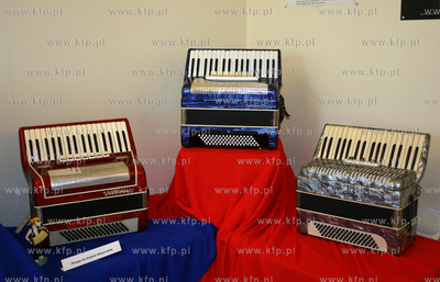 Wystawa akordeonow w krzywym domku na sopockim deptaku....