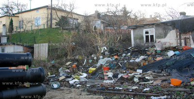 Piecset rodzin z osiedla mieszkaniowego na wzgorzu...