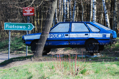 Szymbark k/Wiezycy. Nz. Atrapa policyjnego radiowozu...