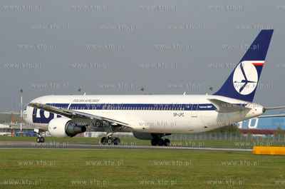Warszawa, Okecie Nz. Boeing 767-35DER  linii LOT

REG.SP-LPC

21.10.2006



fot....