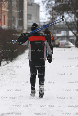 Gdynia. ul. Morska. Opady sniegu ucieszyly amatorow...