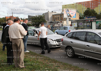 Karambol na ulicy Kartuskiej w Gdansku. Zderzylo sie...