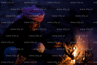 Petra. Jordania NZ Beduin Nawaf rozpala ogien. 01.11.2009...