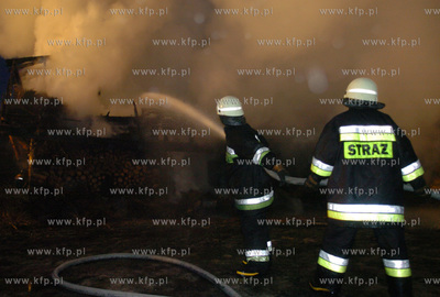 Pozar domu wypoczynkowego krytego strzecha w gospodarstwie...