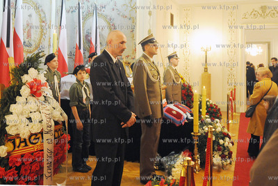 Warszawa. Trumna z cialem Ryszarda Kaczorowskiego -...