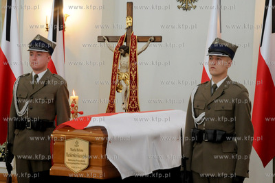 Warszawa. Trwa zaloba narodowa po katastrofie prezydenckiego...