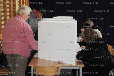 Gdynianie glosowali w Komisji Obwodowej nr 48 w Szkole...