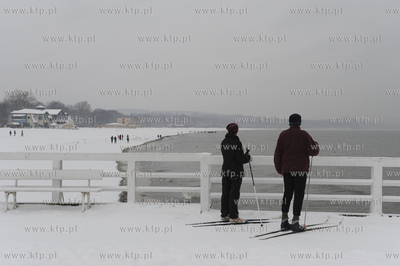 Sopot zasypany sniegiem. Nz. narciarze na molo. 11.12.2010...