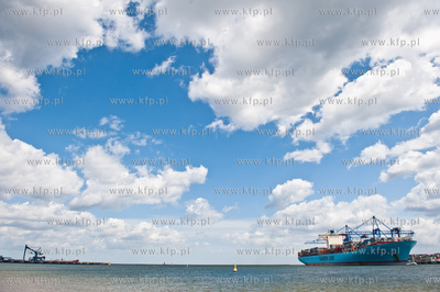 Gdansk. Eleonora Maersk, jeden z najwiekszych kontenerowcow...