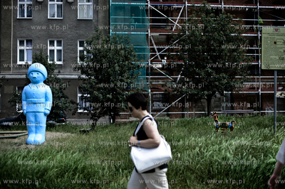 Rzezby tajemniczych niebieskich zolnierzykow pojawily...