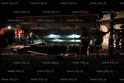 Ulewa podmyla chodnik przed dworcem skm na Zabiance,...