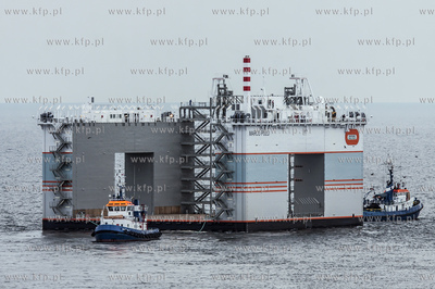 Pływający dok do produkcji kesonów został wyholowany...