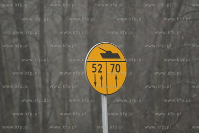 Znak drogowy wojskowy W-5. Umieszcza się go w pobliżu...