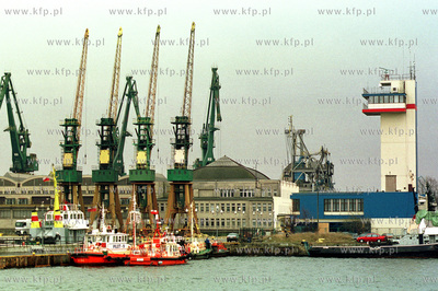 Port Gdynia, po prawej kapitanat. 5.03.2002 fot. Wojtek...