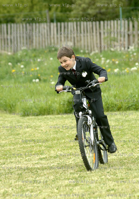 Konrad z Sulmina jezdzi na rowerze, ktory dostal z...