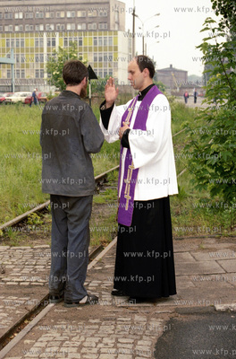 Ksiadz Krzysztof Czaja spowiada stoczniowca ba terenie...