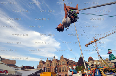 Gdansk. Na Targu Weglowym ustawiono male wesole miasteczko,...