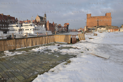 Gdansk. Wyspa Spichrzow. Nz. widok na Motlawe z zacumowanymi...