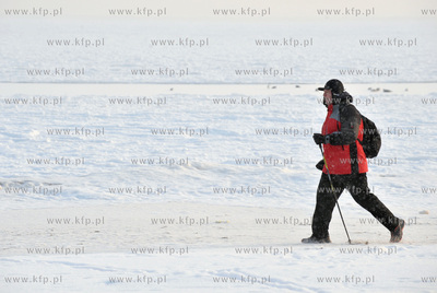 Gdansk Jelitkowo zima. Nordic Walking na plazy, w glebi...