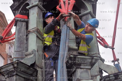 Po zdemontowaniu szczytowej czesci helmu wiezy Ratusza...