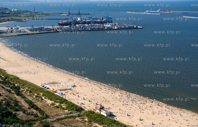 Zdjecia lotnicze plazy w Gdansku Stogach. W oddali...