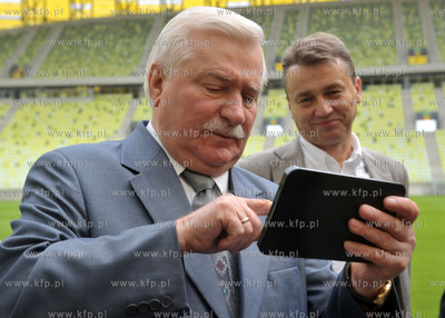 Prezydent Lech Walesa zwiedza stadion PGE Arena w Gdansku....