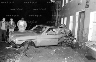 Wypadek samochodu marki mercedes. Pojazd uderzyl w...