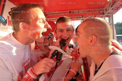 Gdansk. Mistrzostwa europy w pilce noznej. Kibice ogladaja...