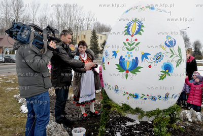 Wielkanocna dwumetrowa pisanka w Zukowie na Kaszubach....