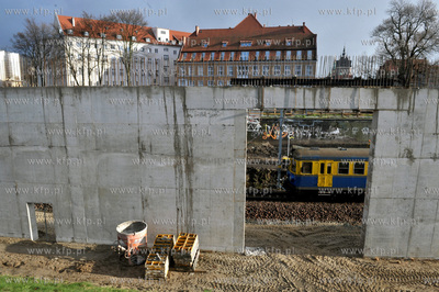 Gdansk. Budowa podziemnej linii kolejowej doprawadzaj...