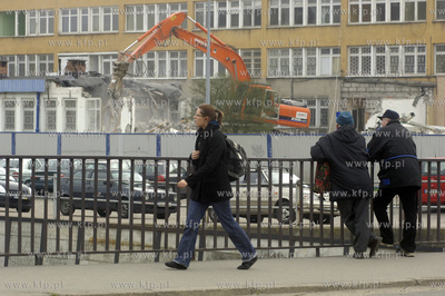 Gdansk. Wyburzanie starych budynkow pod budowe nowych...