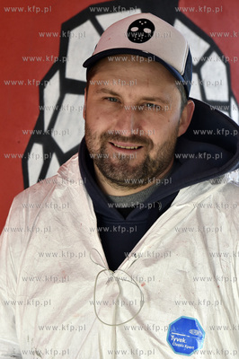 Mural autorstwa Grzegorza Zająca powstaje w przejściu...