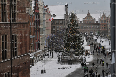 Gdańsk. Długi Targ zimą, w oddali Zielona Brama....