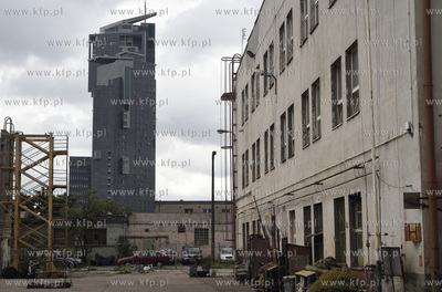 Stocznia Nauta w Gdyni na ul. Waszyngtona. W oddali...