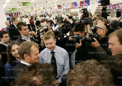 Donald Tusk odwiedza polskich pracownikow w sklepie...