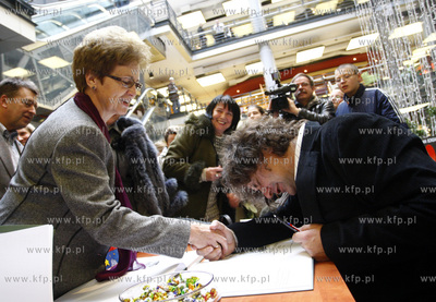 Gdansk. Centrum Handlowe Manhattan. Promocja albumu...