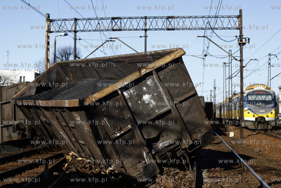 Wykolejony pociag towarowy. Sklad wypadl z szyn  miedzy...