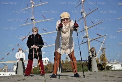 Zajecia z nordic walking grupy gdynskiego Centrum Aktywnosci...