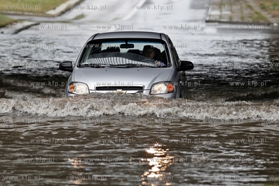 Gdansk Zaspa. Zalany przejazd pod wiaduktem na Al....