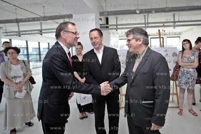 Uroczystosc prezentacji efektu pracy studentow i profesorow...