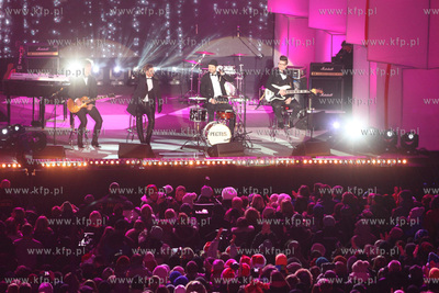 Cala Polska spiewa koledy, koncert na Dlugim Targu...